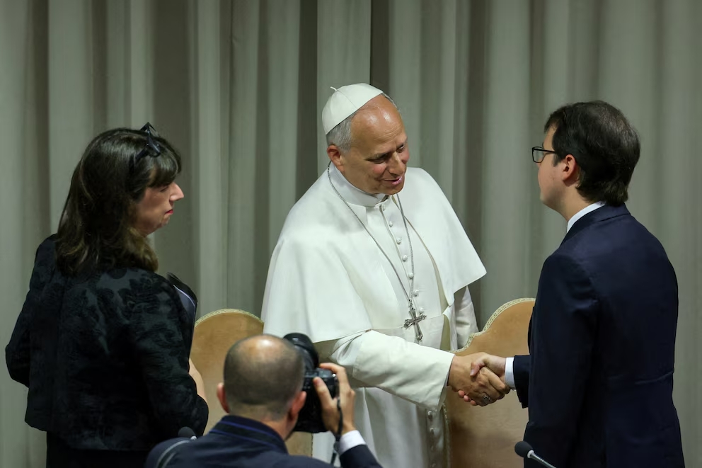 El Papa León XIV y Chris Olah